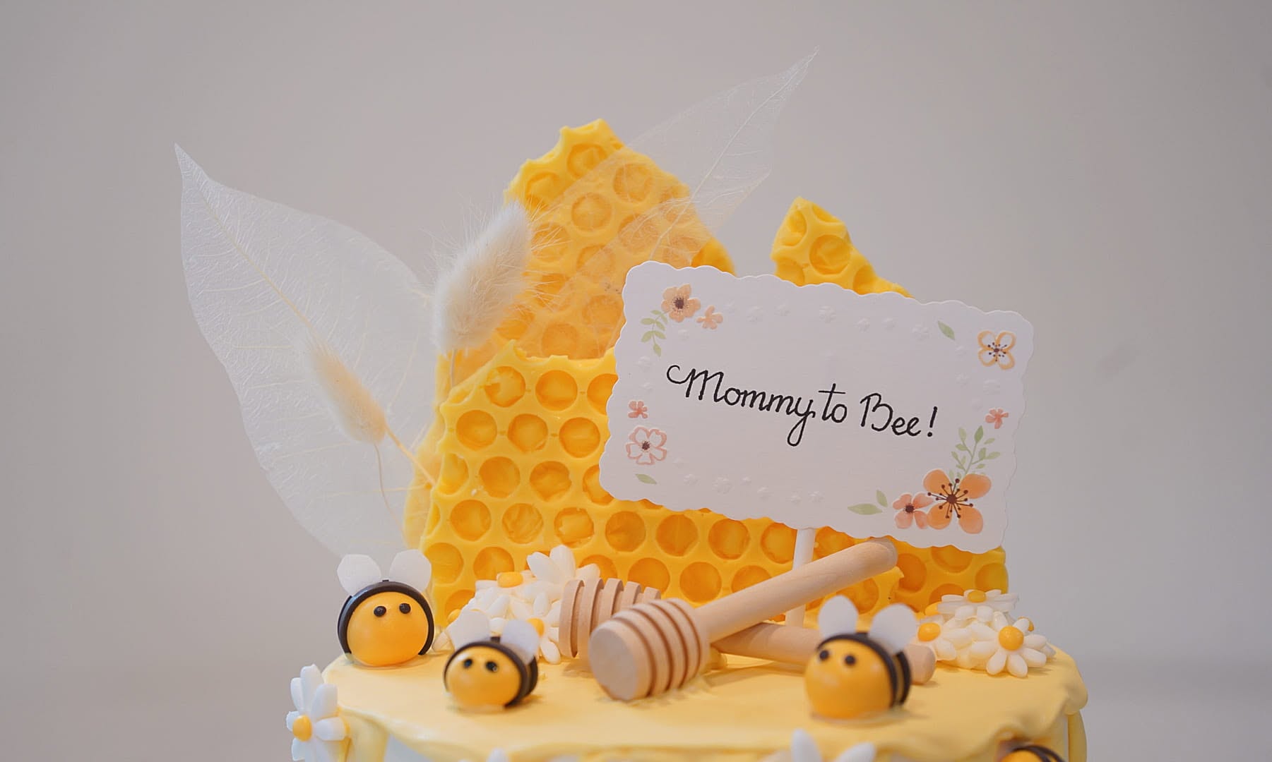 Honeybee and honeycomb fondant cake