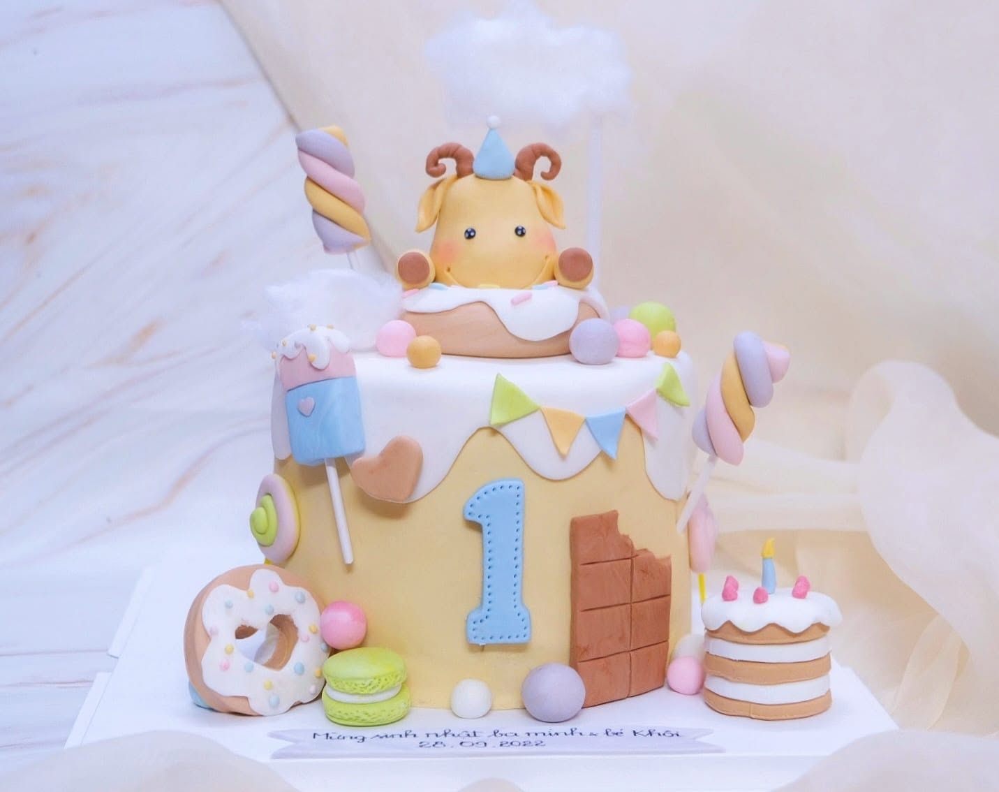 Teddy bear first birthday fondant cake